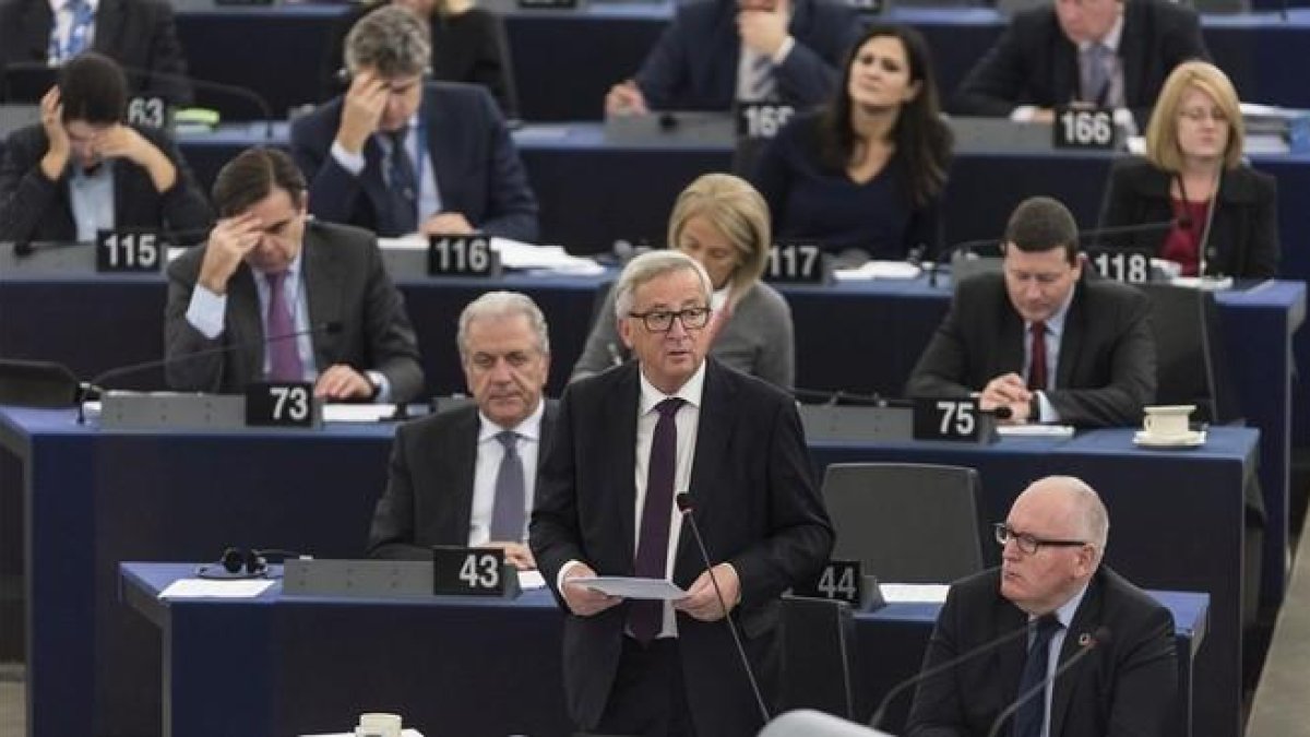 Juncker (centro) pronuncia su discurso durante el debate sobre el resultado de la última cumbre y el bloqueo del tratato comercial con Canadá, en el pleno de la Eurocámara, este miércoles, en Estrasburgo.-EFE / PATRICK SEEGER