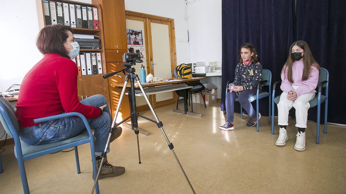 Una de las responsables del casting, Karmen López Franco, trabaja con las ‘aspirantes’ Celia y Elsa (derecha). TOMÁS ALONSO