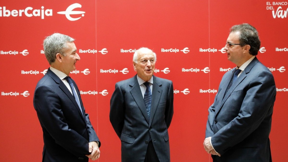 De izquierda a derecha, Víctor Iglesias (Consejero Delegado), José Luis Aguirre (presidente de Honor) y Francisco Serrano (presidente no ejecutivo). ECB