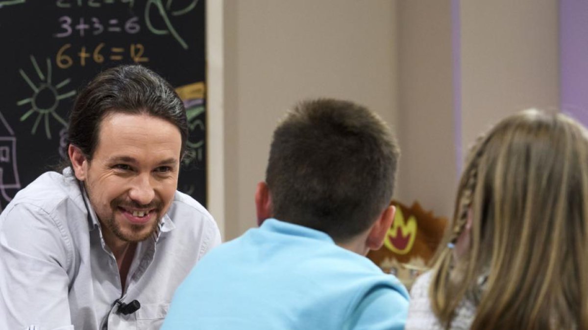 Pablo Iglesias, con los niños que lo entrevistaron en '26-J. Quiero gobernar', en Tele 5.-MEDIASET