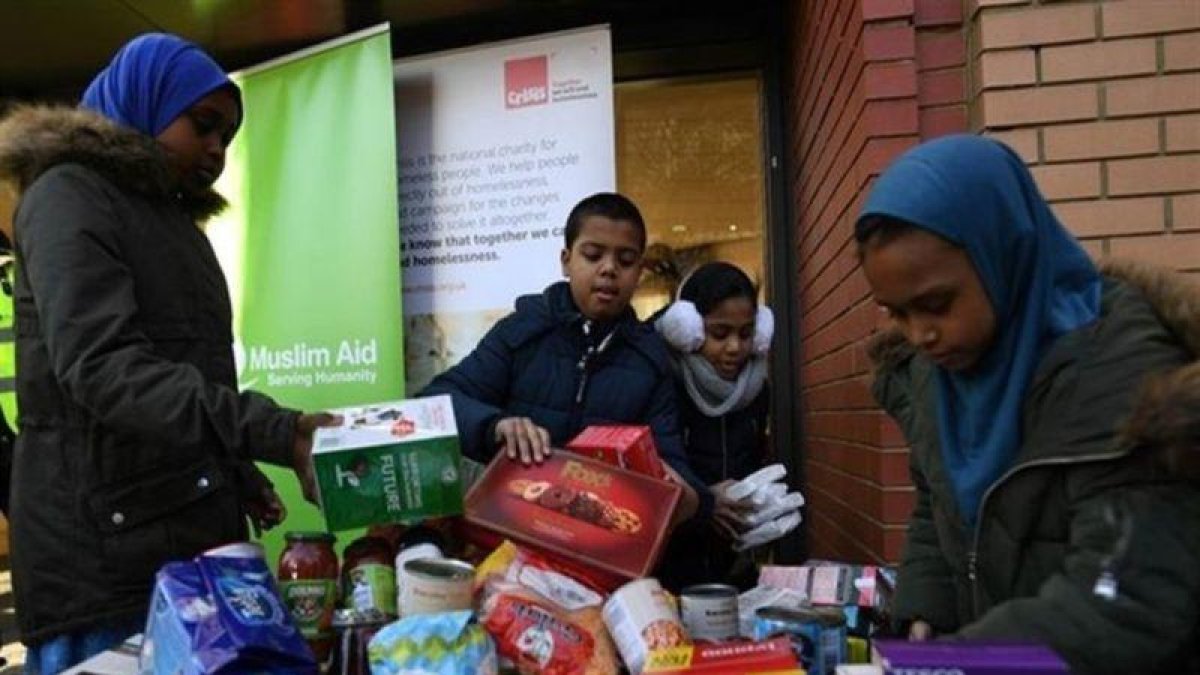 Niños en el Reino Unido recibiendo ayuda humanitaria.-REUTERS