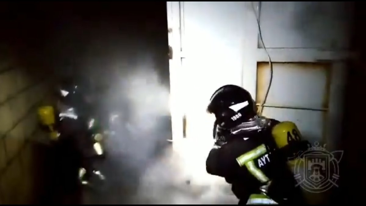 Los bomberos de Burgos apagan un fuego declarado en el punto limpio. / BOMBEROS DE BURGOS