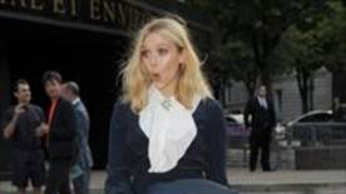 en parís: Elizabeth Olsen enseña su ropa interior