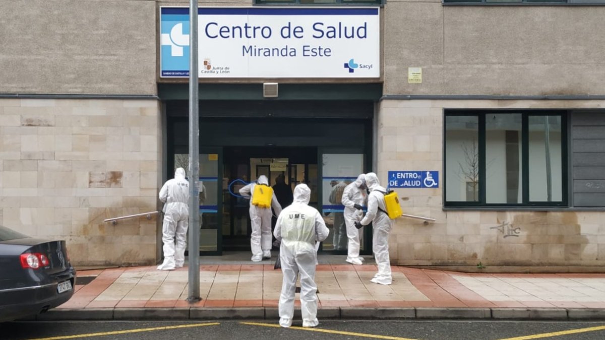Los efectivos de la UME en el centro de Salud Miranda Este. ECB