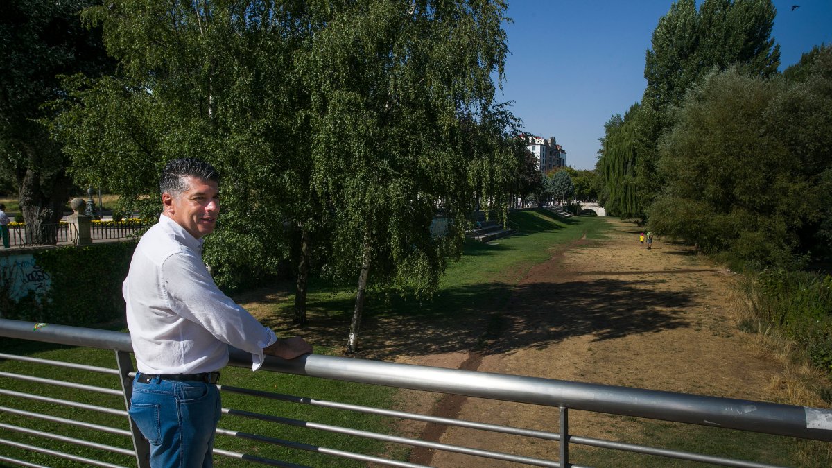 El alcalde en funciones, Vicente Marañón (Ciudadanos), en la pasarela de la Evolución sobre el río Arlanzón. TOMÁS ALONSO