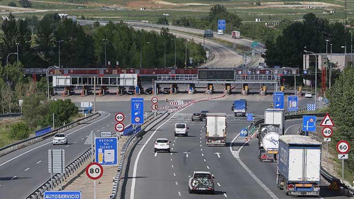 Ahora sí, la autopista de peaje AP-1 inicia la cuenta atrás para su liberalización definitiva tras el reciente anuncio del ministro de Fomento.-RAÚL G. OCHOA