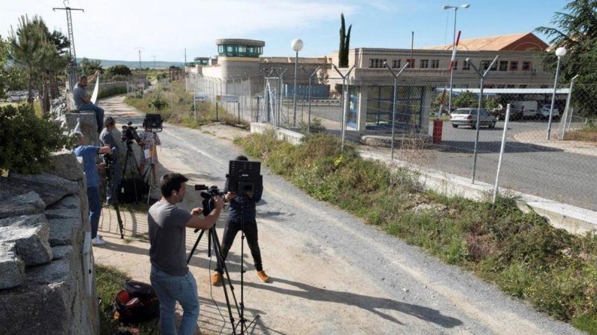 Periodistas en los accesos a la prisión de Brieva (Ávila).-RAÚL SANCHIDRIAN