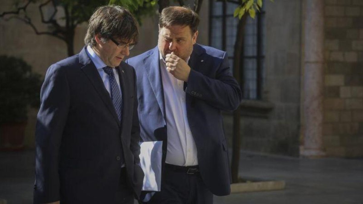 Puigdemont y Junqueras, en el Palau de la Generalitat el pasado mes de mayo.-DANNY CAMINAL
