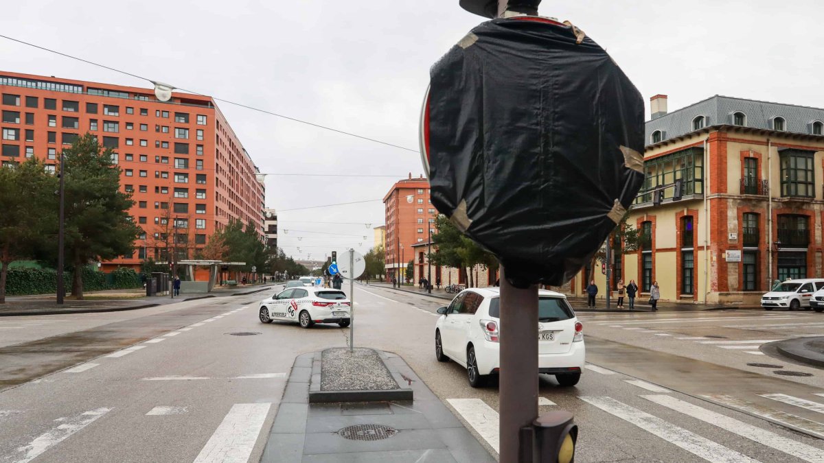 Un vehículo de autoescuela gira a la izquierda para coger la calle Madrid desde el bulevar. TOMÁS ALONSO