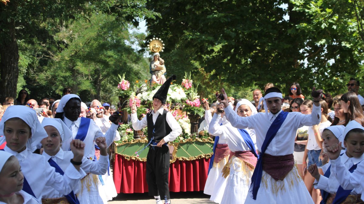 Danzadoras y danzadores bailan a la Virgen de la Oca. E. R.