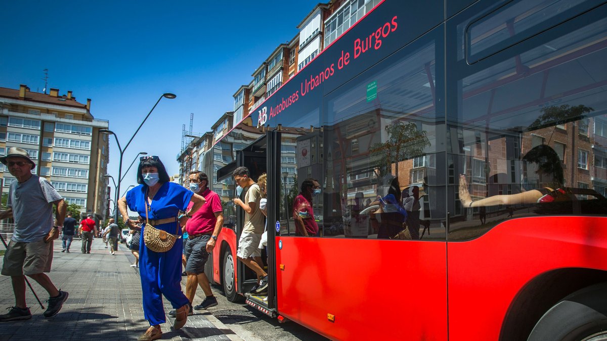 Varios pasajeros descienden del autobús municipal en la calle Santiago, en el barrio de Gamonal. TOMÁS ALONSO