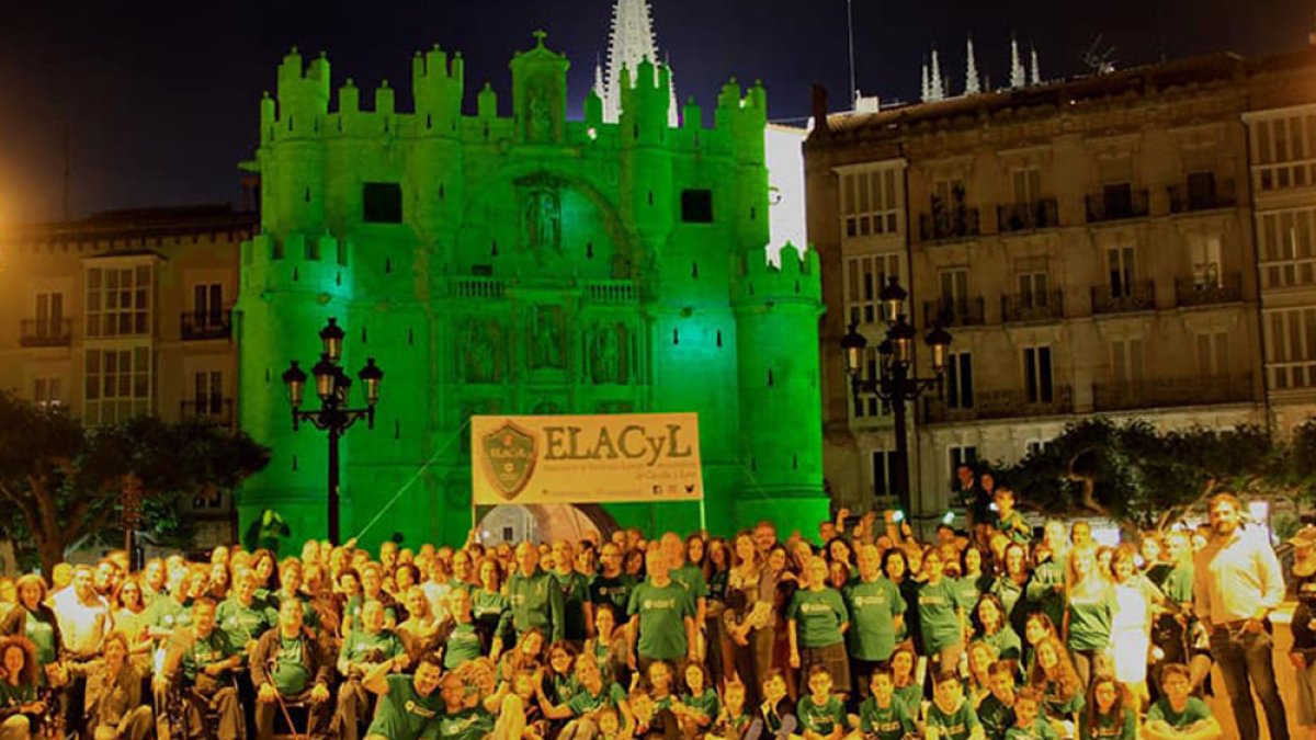 Afectados, familiares y amigos frente al Arco de Santa María iluminado en 2018. ELACYL