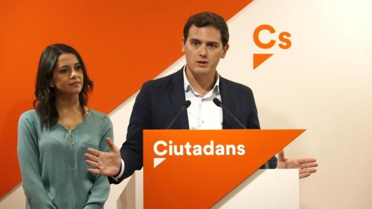 Los dirigentes de Ciudadanos Albert Rivera e Inés Arrimadas este viernes en rueda de prensa en Barcelona.-