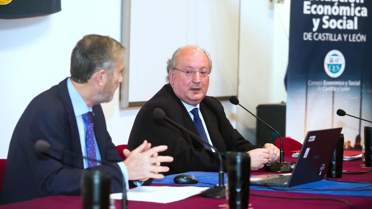 El rector de la Universidad, José Manuel Pérez Mateos, acompaña al presidente del Consejo Económico y Social de Castilla y León, Enrique Cabero. TOMÁS ALONSO