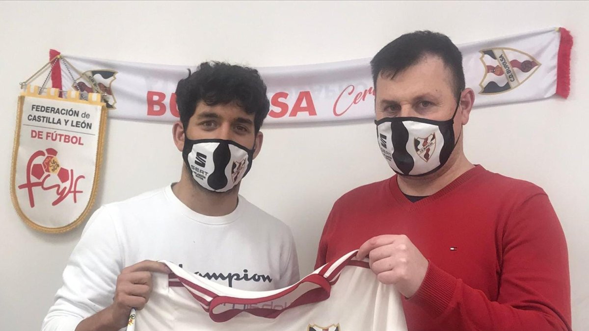 Carles Díez posa con Carlos Cámara con la camiseta del Arlanzón Motor. ECB