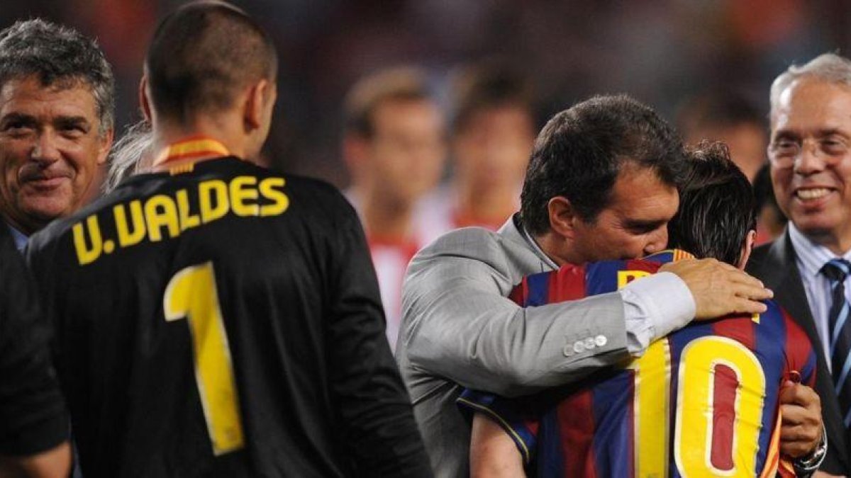 Laporta felicita a Messi tras ganar la Supercopa del 2009.-JORDI COTRINA