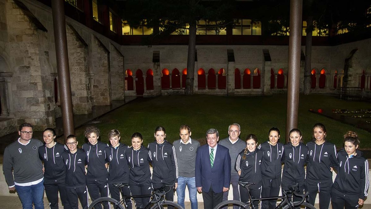 El equipo Casa Dorada Cronos fue presentado oficialmente en enero en el Monasterio de San Agustín. SANTI OTERO