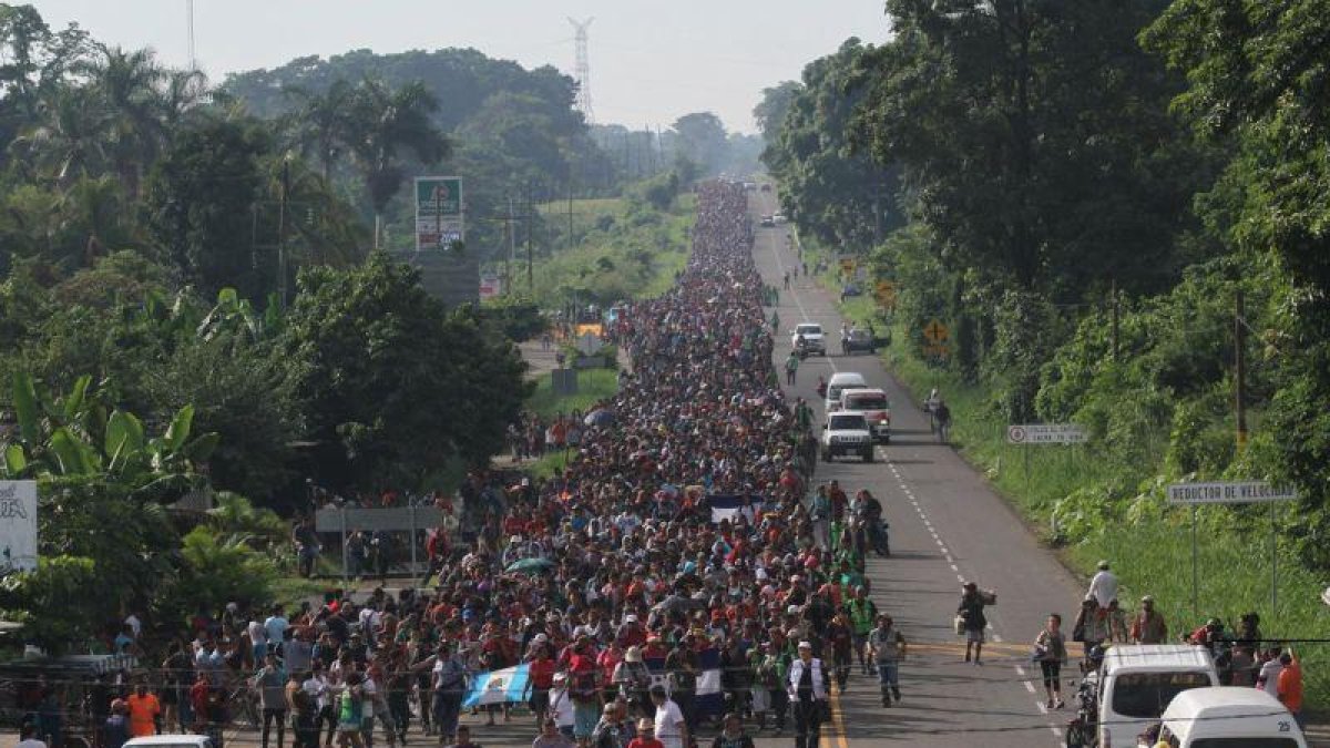 Migrantes hondurenos caminan hacia la ciudad de Tapachula.-EFE