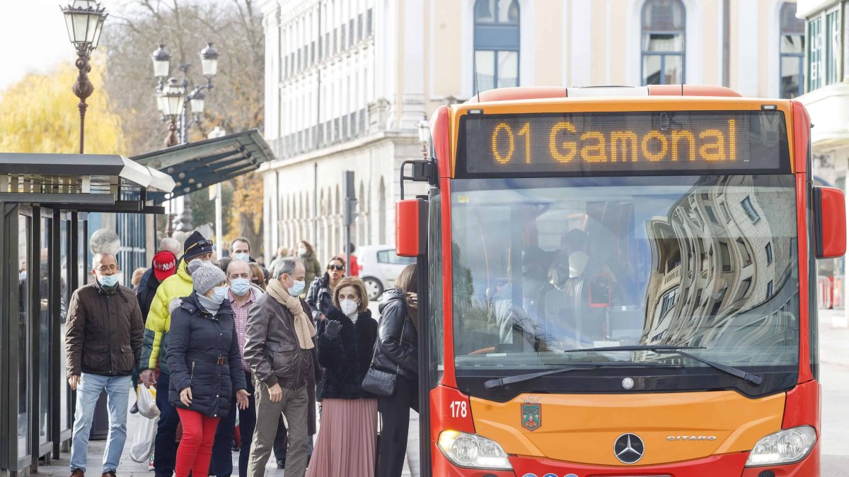 Un buen número de pasajeros hacen cola para subir al autobús de la línea 1, en la avenida del Arlanzón. SANTI OTERO