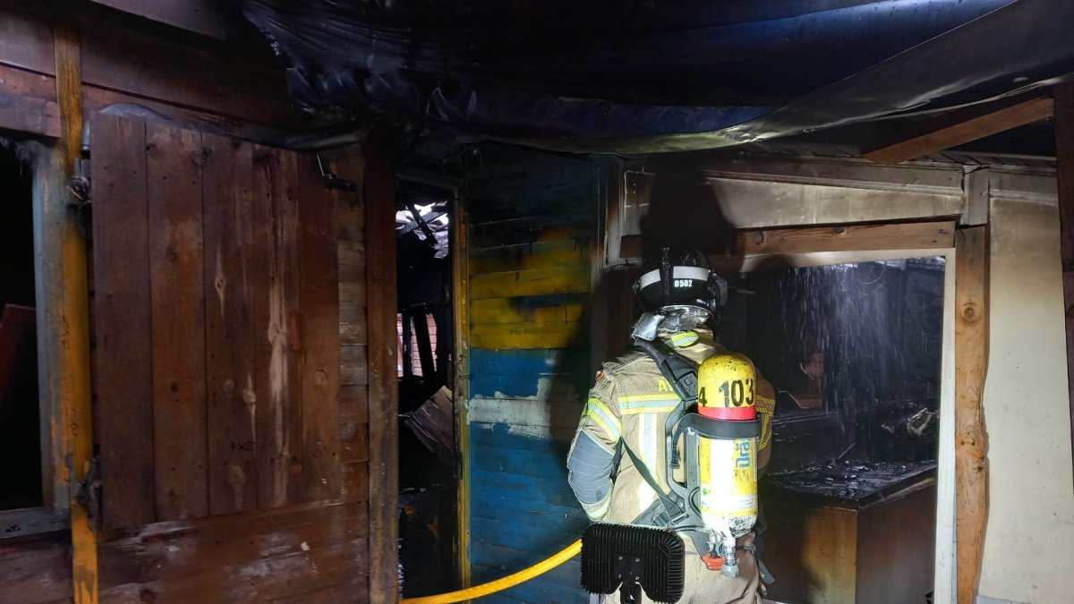 Un bombero interviene en la vivienda afectada. BOMBEROS DE BURGOS