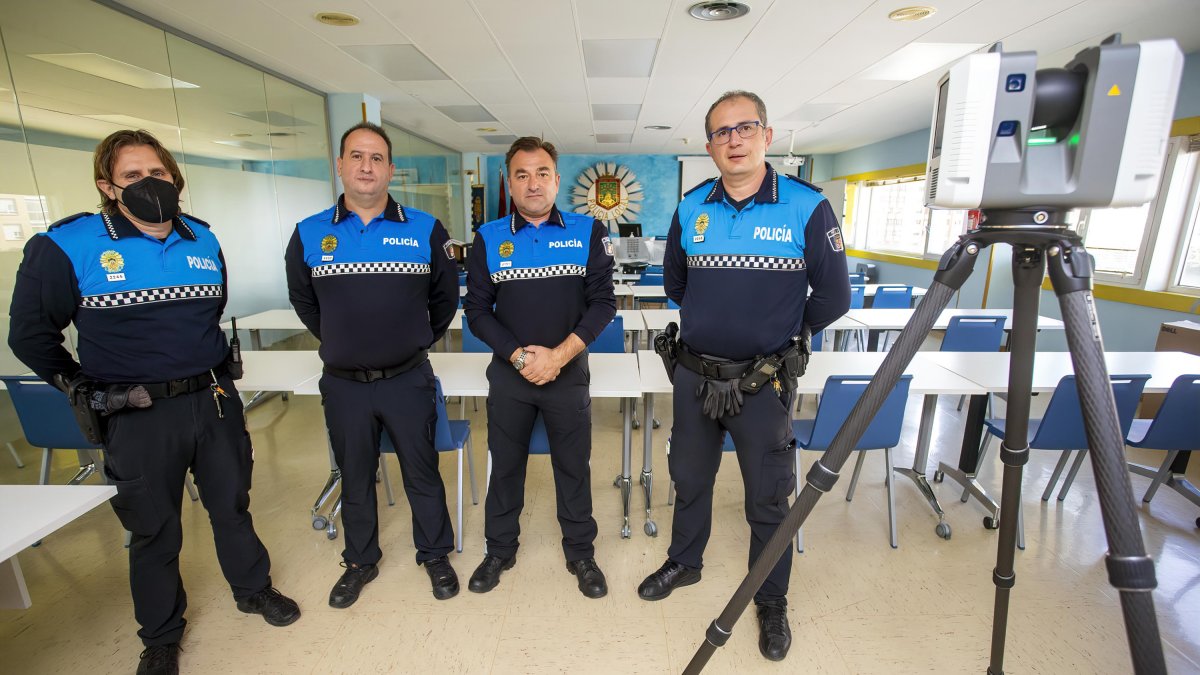 Imagen de los cuatro agentes que forman parte de la Unidad de Reconstrucción de Accidentes de la Policía Local. SANTI OTERO