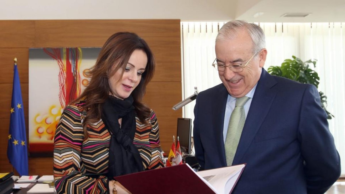 La presidenta de las Cortes, Silvia Clemente, recibe la Memoria de Actividades de 2015 del Consejo de Cuentas, que entrega su presidente, Jesús Encabo.-ICAL
