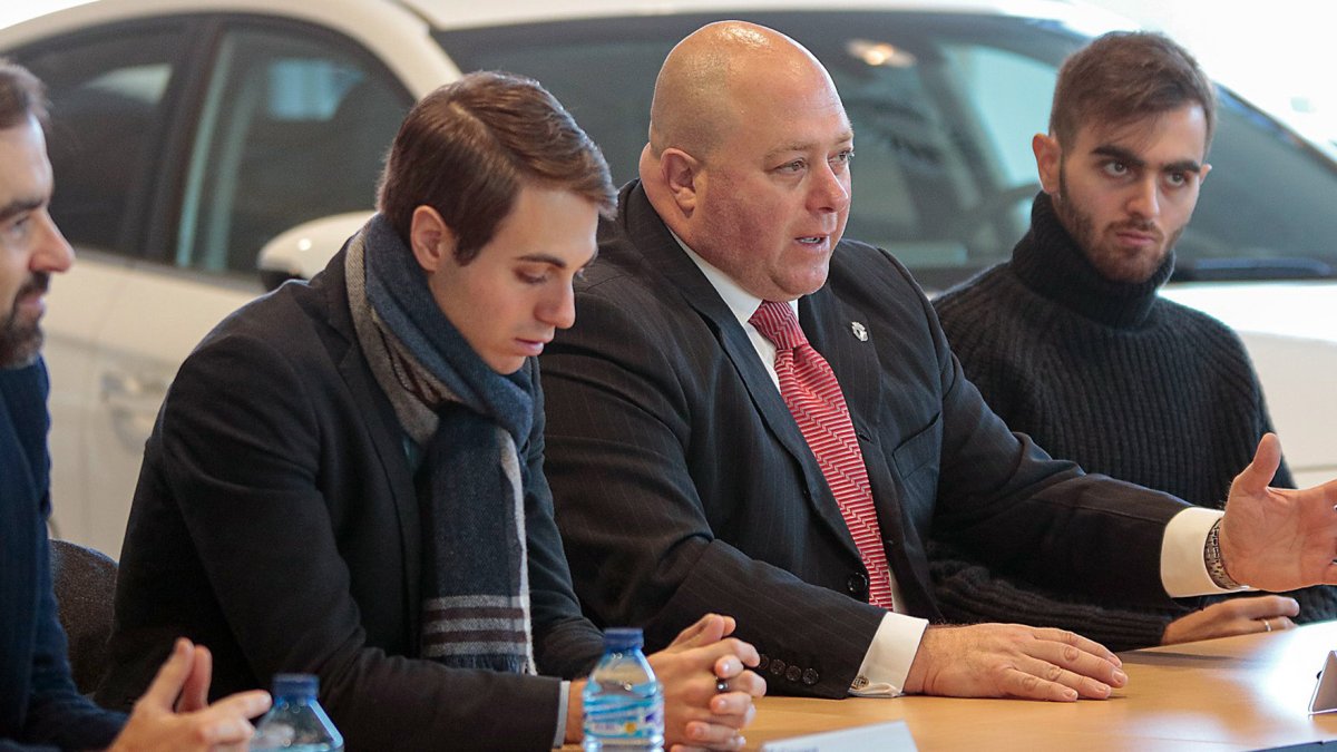 Antonio Caselli, escoltado por sus hijos Franco (presidente) y Bruno (vicepresidente) en un acto del club. ECB