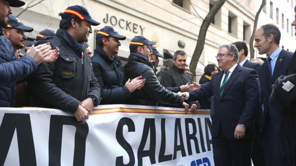 El Ministro de Interior, Juan Ignacio Zoido, ha firmado esta mañana la equiparación salarial con los sindicatos policiales y asociaciones de la Guardia Civil.-DAVID CASTRO