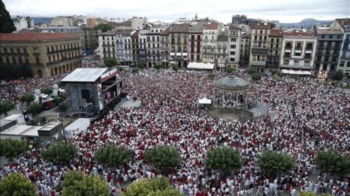 Miles de pamploneses llenan la plaza del Castillo de Pamplona para expresar nuevamente su rechazo a las agresiones sexuales ocurridas en los Sanfermines.-