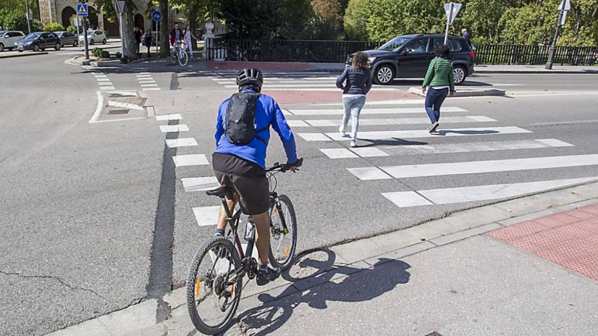 El paso de ciclistas en el puente Castilla se considera peligroso por este colectivo.-SANTI OTERO
