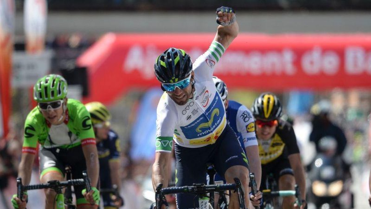 Alejandro Valverde se impone en la meta de Barcelona de la Volta.-JOSEP LAGO / AFP