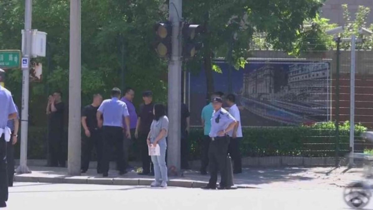 Policías ante la embajada de EEUU en Pekín.-EL PERIÓDICO