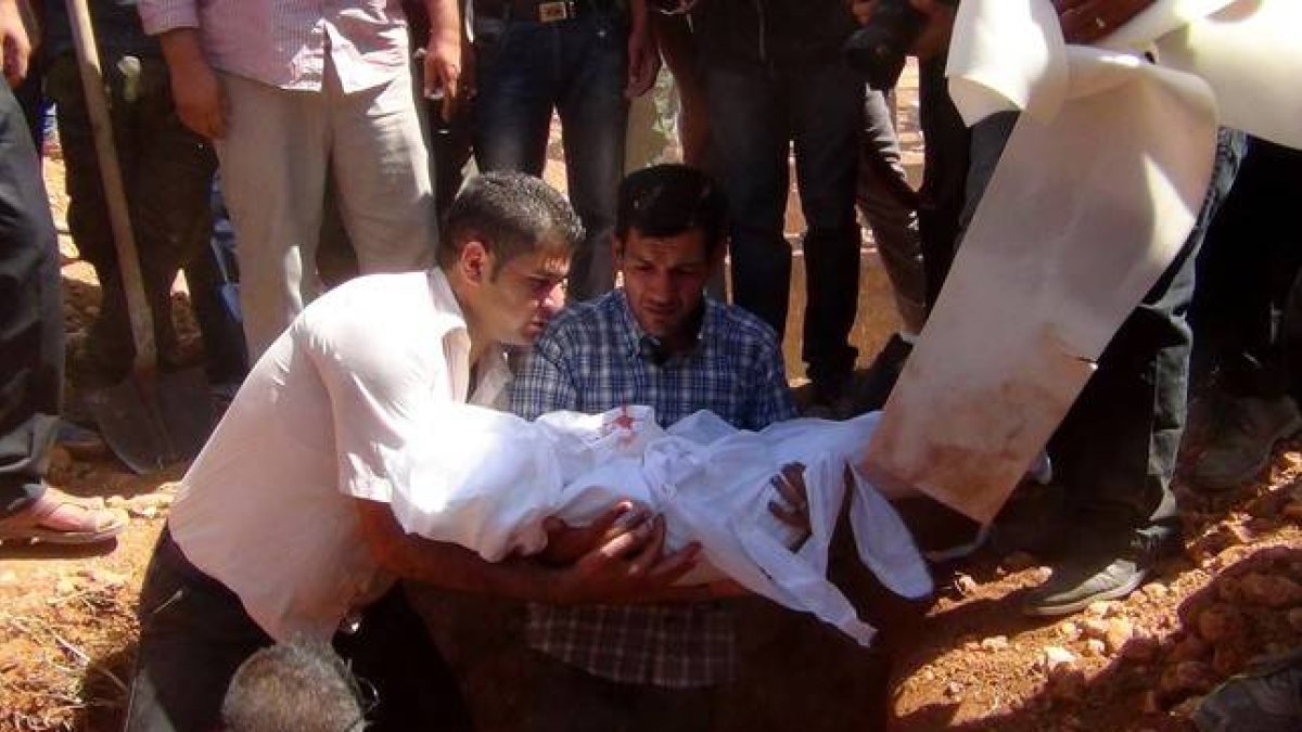 Abdulá Kurdi entierra el cuerpo de su hijo de tres años, Aylan, en su ciudad natal, Kobane.-AFP/ANHA