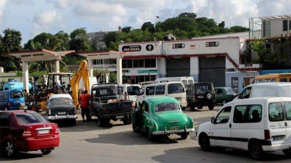Autos en Cuba haciendo fila en medio del desabasto de gasolina.-AP