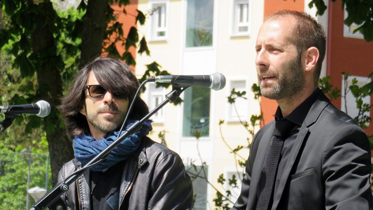 José Gutiérrez Román (izq.) y Javier Gil durante la presentación de 'Besar las huellas'. DARÍO GONZALO