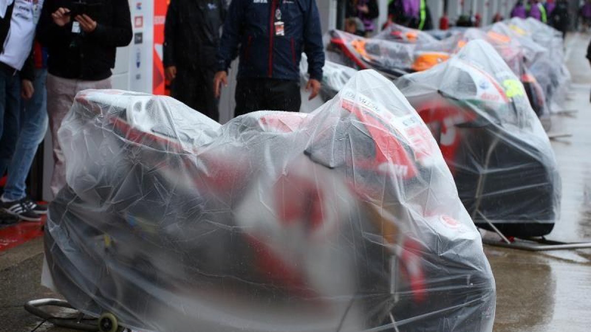 Varias motos cubiertas con plásticos en el circuito de Silverstone.-EFE
