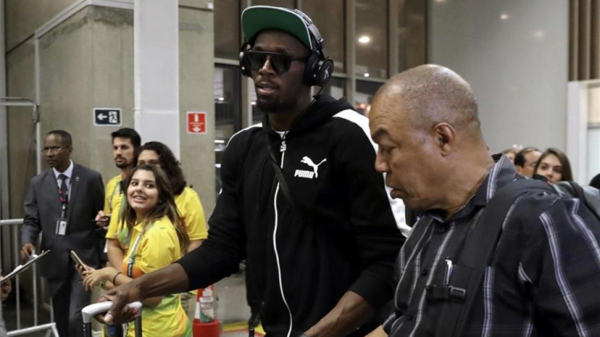 Usain Bolt, a su llegada al aeropuerto de Río, con el equipo jamaicano-PATRICK SEMANSKY / AP
