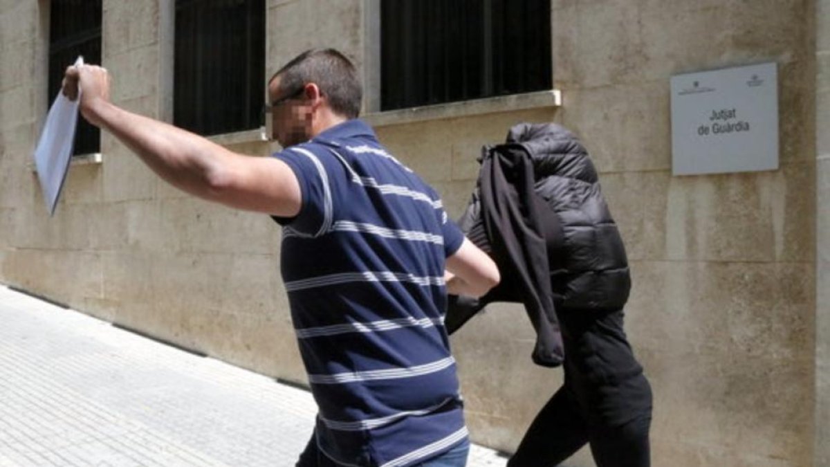 La educadora, a la salida de los juzgados de Tarragona.-ROGER SEGURA / ACN