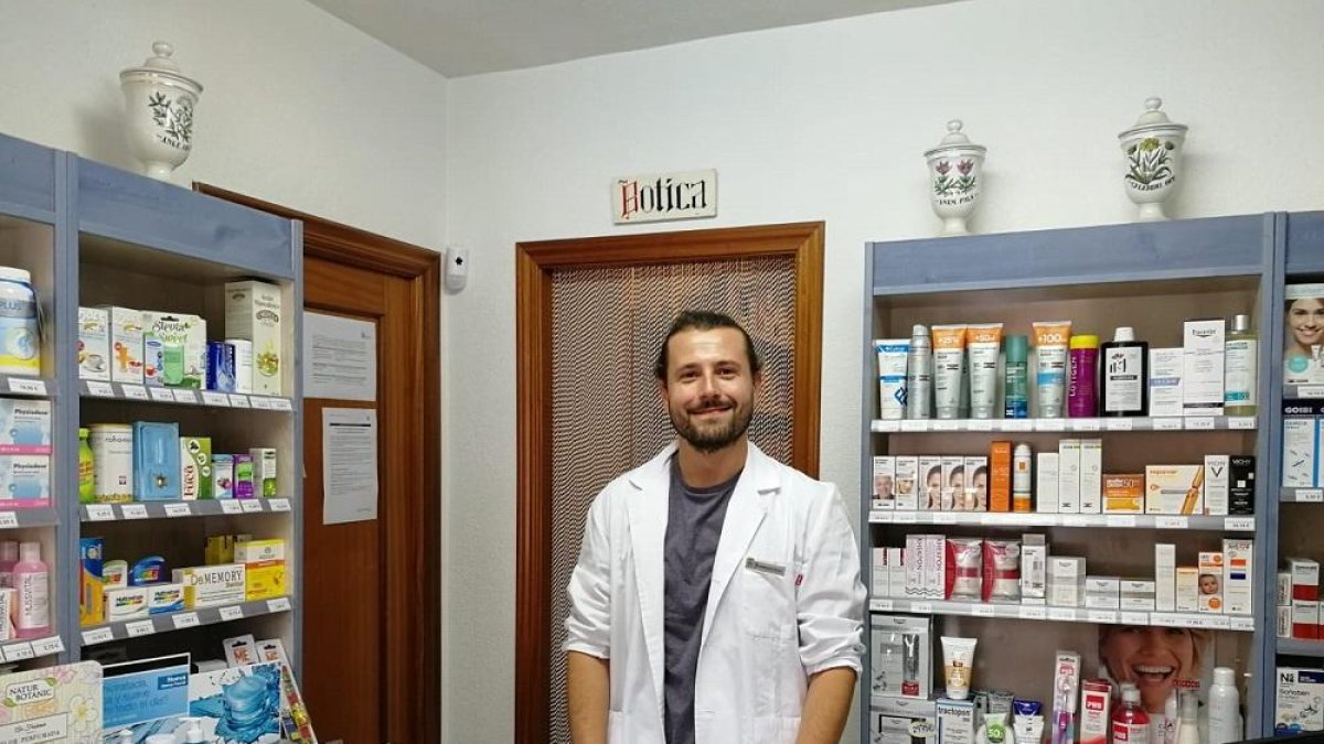 Luis Nieto, oriundo de Madrid, atiende a sus clientes con una sonrisa de oreja a oreja en la farmacia de Zazuar.-L.V.