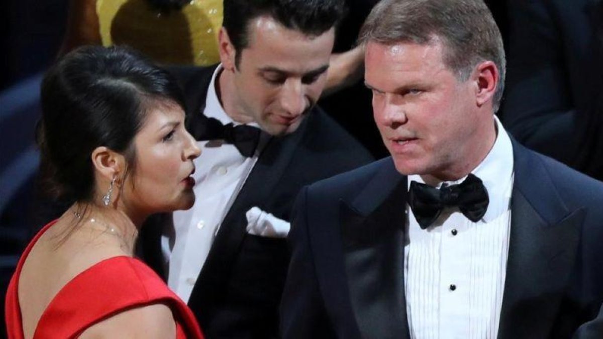 Martha Ruiz y Brian Cullinan (derecha), de PricewaterhouseCoopers, en la ceremonia de los Oscar.-REUTERS / LUCY NICHOLSON