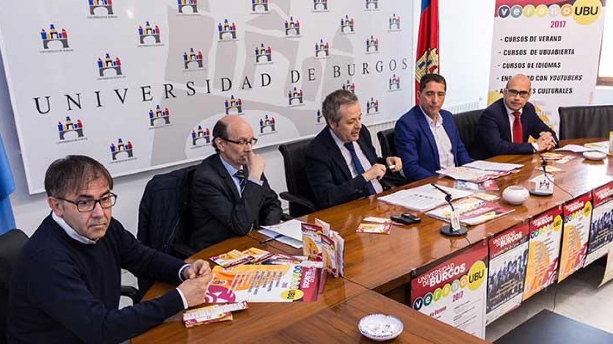 De izquierda a derecha: Aguirre, Ruiz, Payo, Urbina y García, ayer en la presentación de los cursos.-ECB