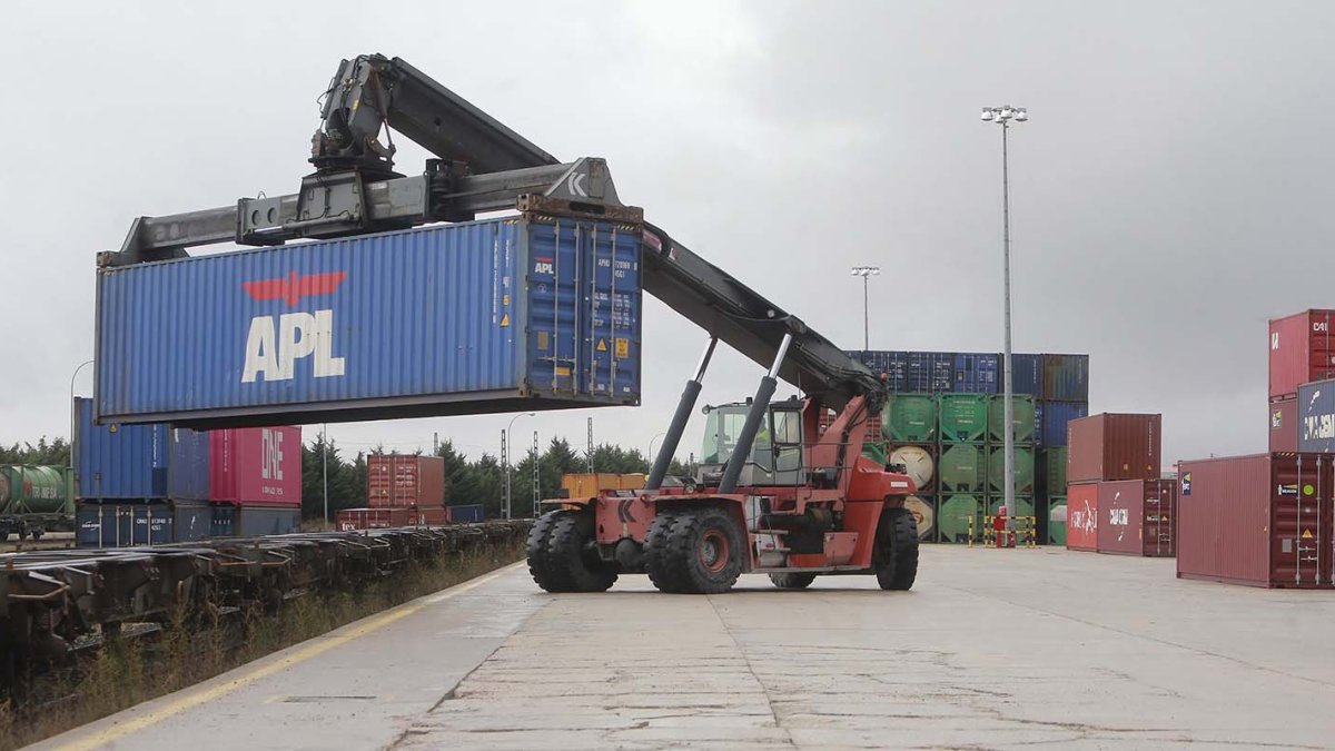 Una máquina mueve uno de los grandes contenedores que salen por ferrocarril desde el Puerto Seco de Burgos. / RAÚL G. OCHOA