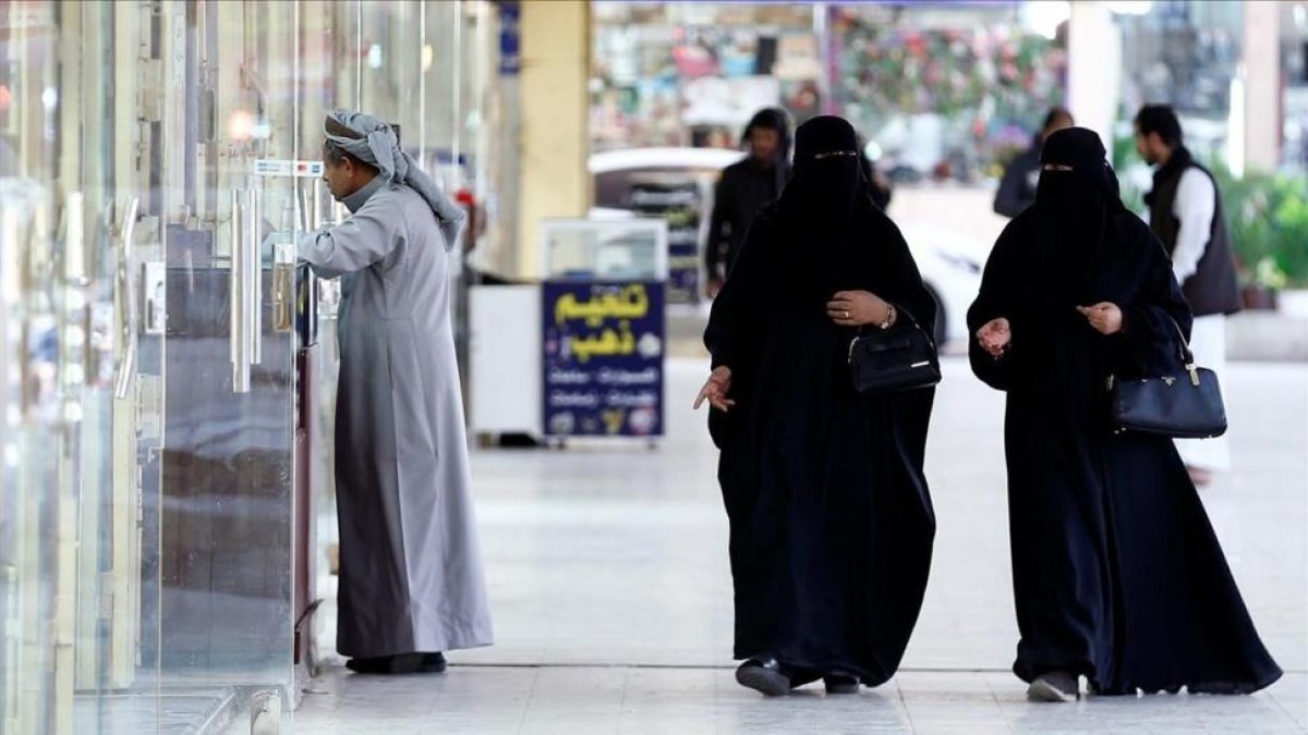 Dos mujeres caminan cerca de un mercado en Riad, el 13 de diciembre.-REUTERS / FAISAL AL NASSER