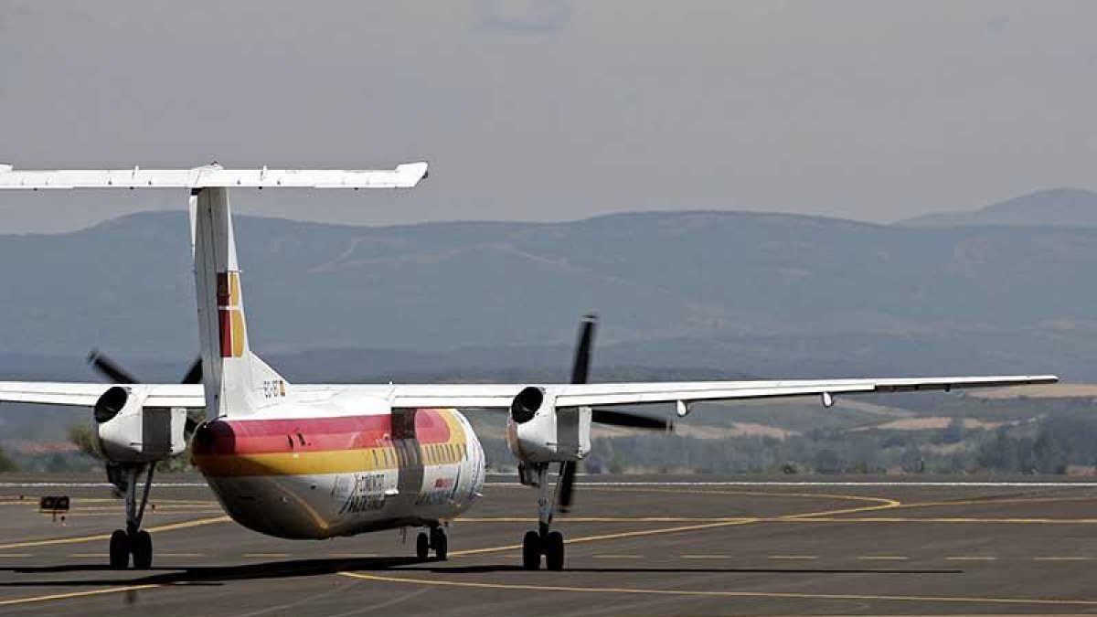Un avión de la filial de Iberia en el aeropuerto de Villafría.-SANTI OTERO