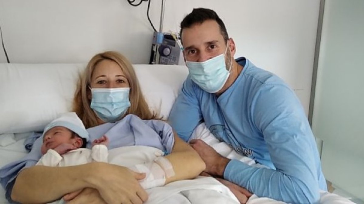 Diego Maté Hurtado en brazos de su madre Rebeca, que llegó poco después de las campanadas con su marido para dar a luz. ECB