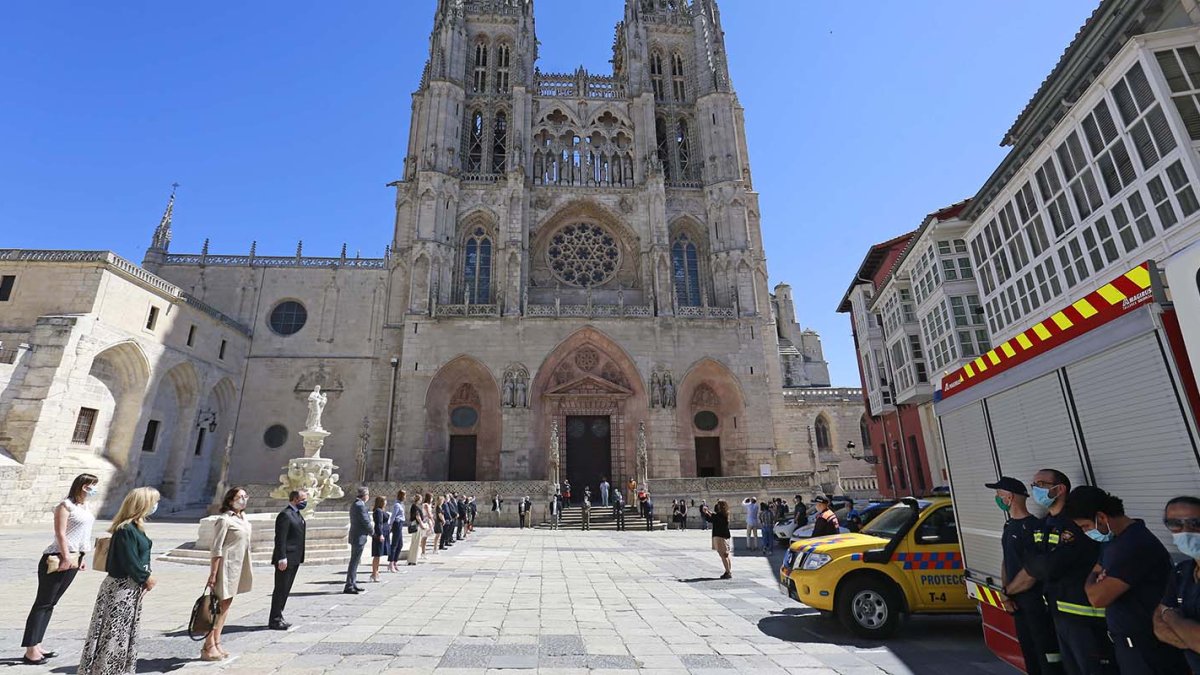 La plaza de Santa María, a los pies de la Catedral, acogió el acto de homenaje. RAÚL G. OCHOA