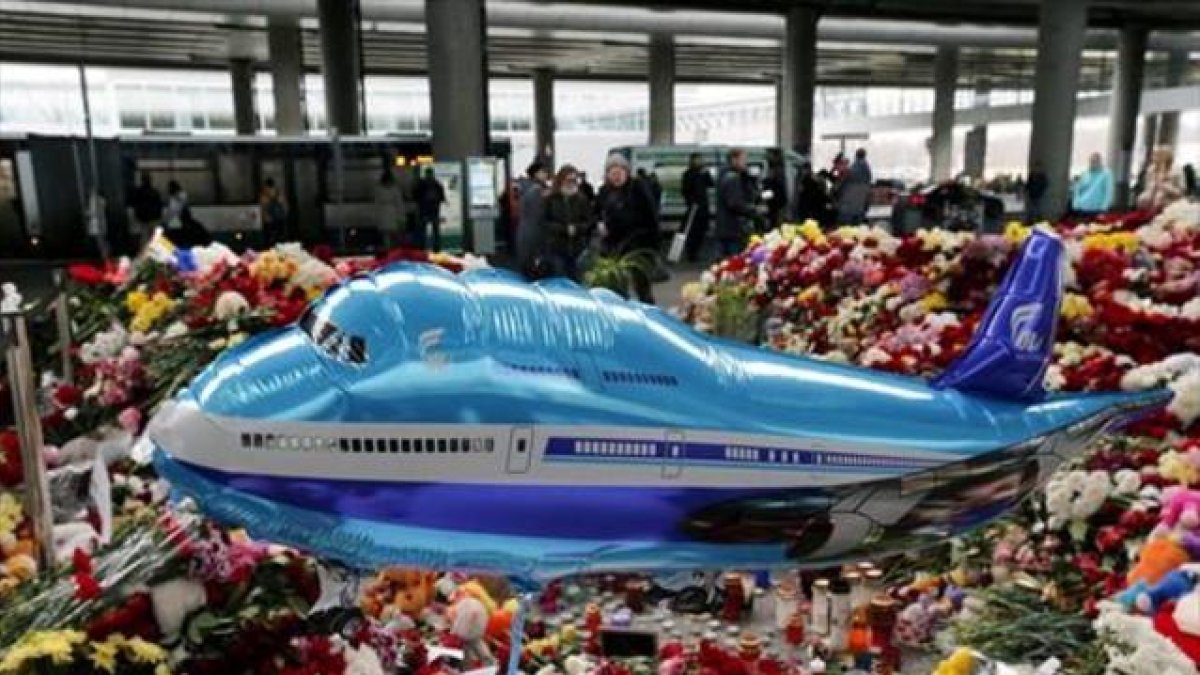 Altar en memoria de las víctimas, en el aeropuerto de San Petersburgo.-