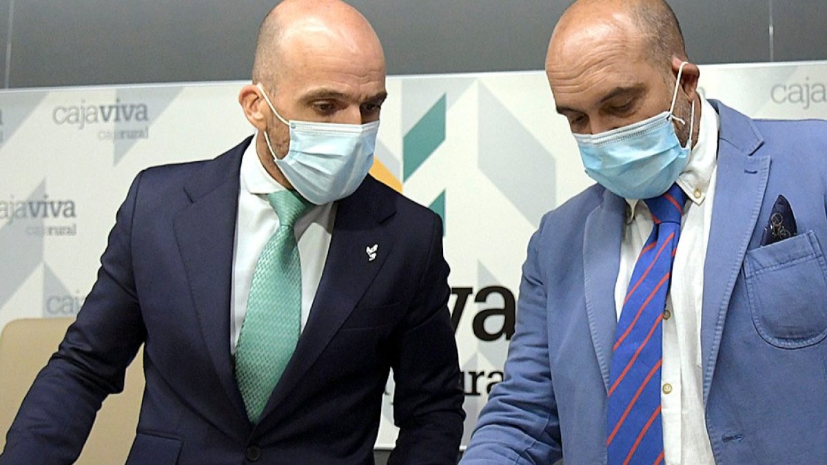 Javier Casado y Fernando de la Varga, durante la firma del convenio. S. O.
