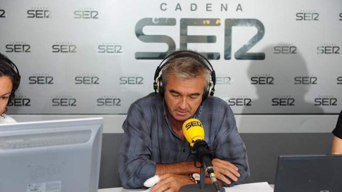 En la imagen, Carles Francino presentando su programa en la SER-EL PERIÓDICO