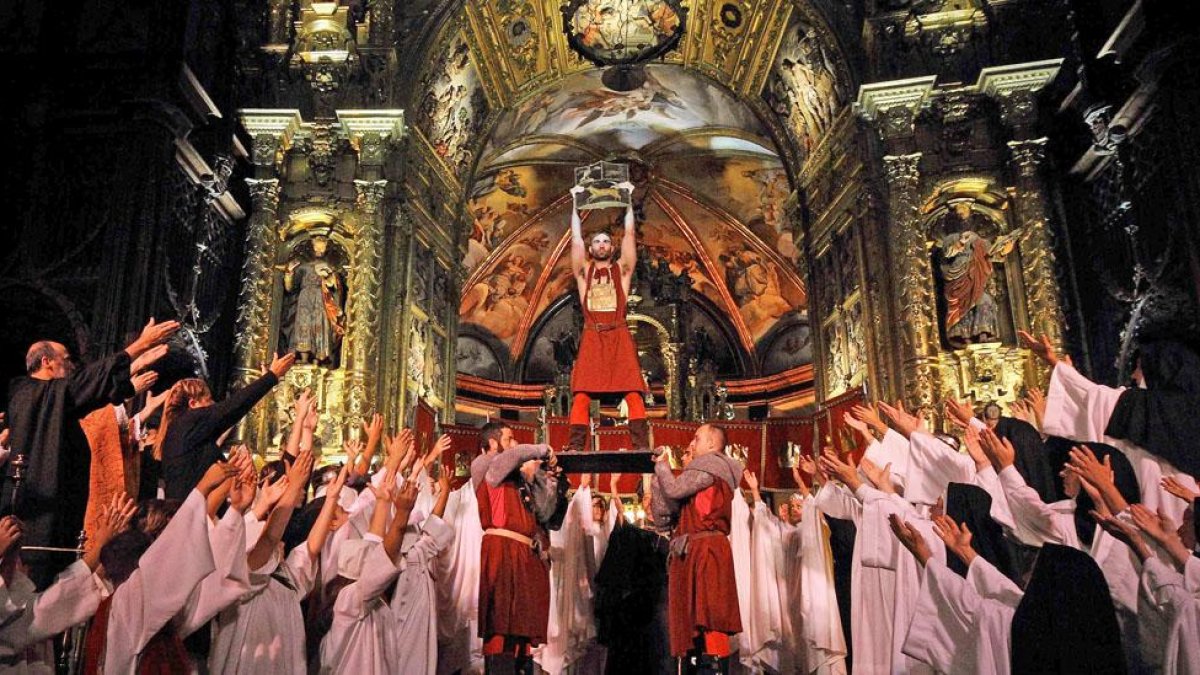 Un momento de la nueva representación que se estrena este año, con el majestuoso retablo enmarcando el escenario central.-G. GONZÁLEZ